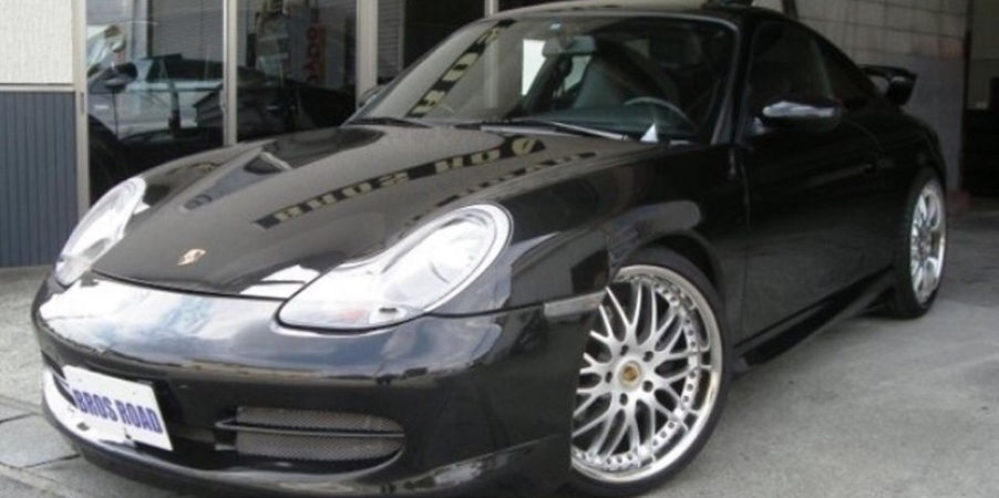 店舗ガレージ前の黒いポルシェ911