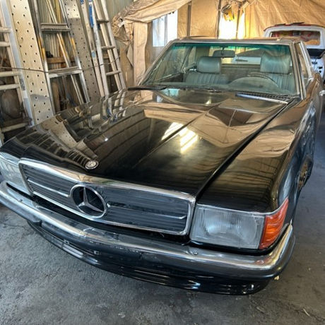 ブラックメタリックのメルセデス・ベンツ 380SL